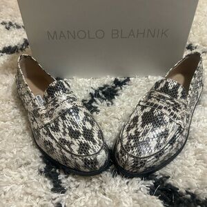 New in Box Authentic Manolo Blahnik Women's Snakeskin Loafers - Black and Gray